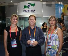 O presidente Jacson Carvalho Leite apresentou as soluções de TIC desenvolvidas pela Celepar às prefeitas eleitas de Farol, Angela Kraus (e) e de Altamira do Paraná, Elza Aguiar